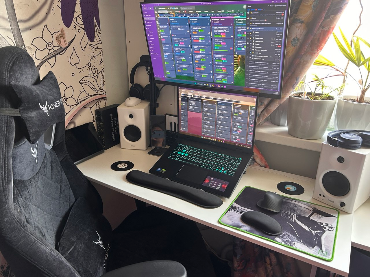 Кресло, стол, доска с моими задачками в YouGile