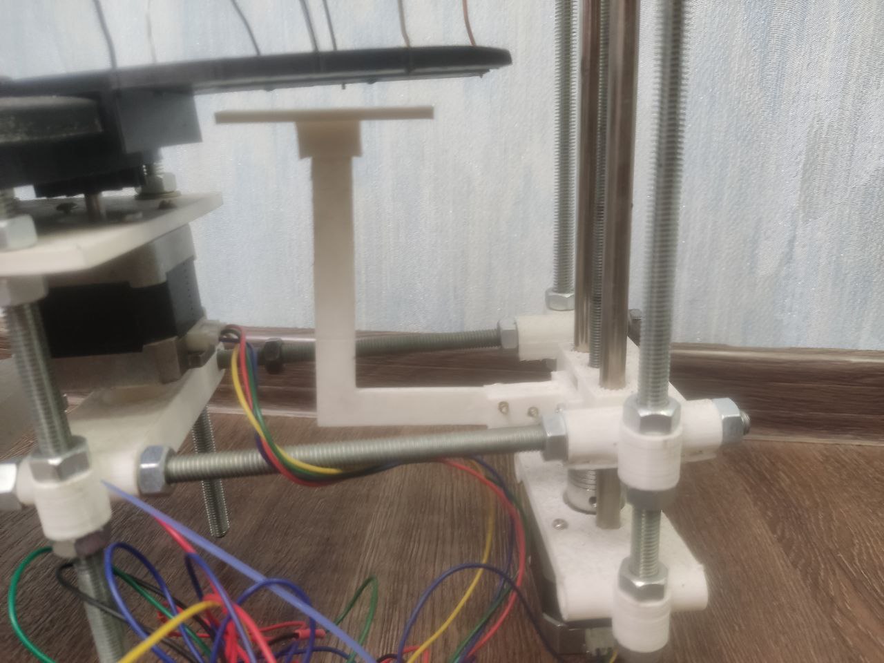 Более подробно двигатель поворотной площадки и механизм подъёма опускания груза. 