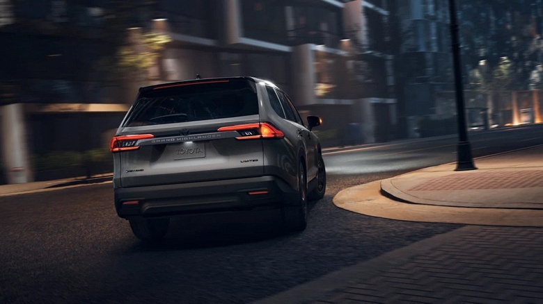 Ради самого быстропродаваемого бензинового внедорожника Toyota Grand Highlander компания приостановила переход на электромобили