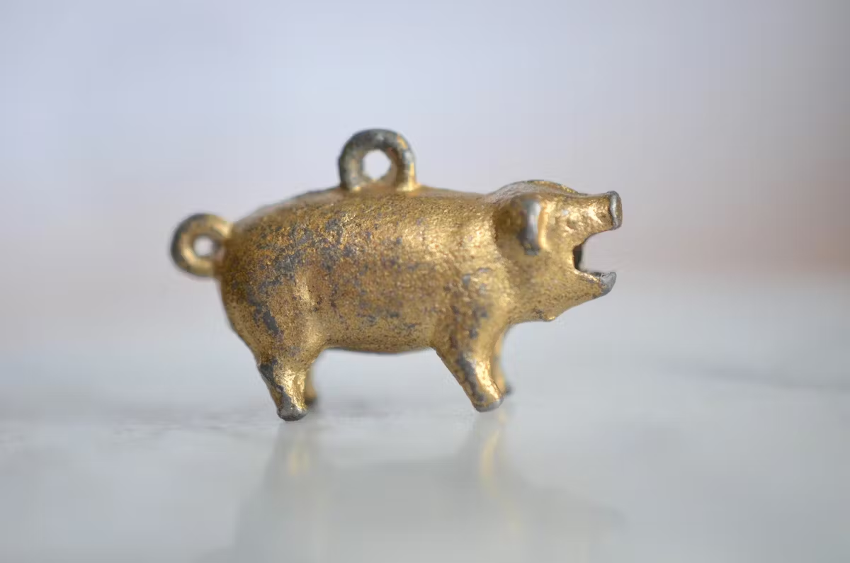 Свинья-талисман Стэнхоупа, содержащая эротическую микрофотографию, примерно конец 19 века   