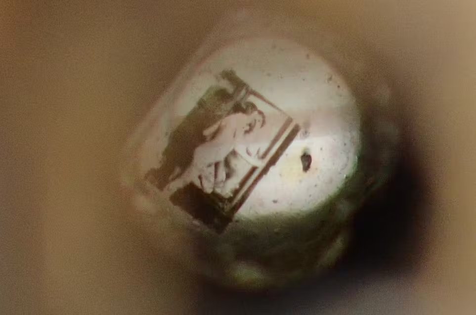 Эротическая микрофотография, содержащаяся в талисмане в виде свиньи из Стэнхоупа  