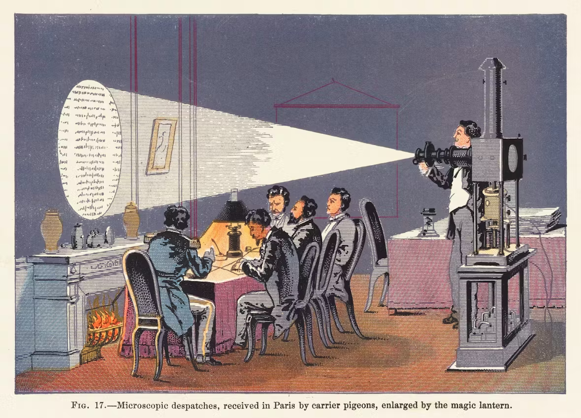 «Микроскопические донесения, полученные в Париже почтовыми голубями, увеличенные с помощью волшебного фонаря», цветная иллюстрация по А. Жамандье, изображающая увеличенную проекцию микрофотографических сообщений во время осады Парижа, из книги Джона Говарда Эпплтона « Химия, разработанная на основе фактов и принципов, почерпнутых главным образом из неметаллов» (1884)   