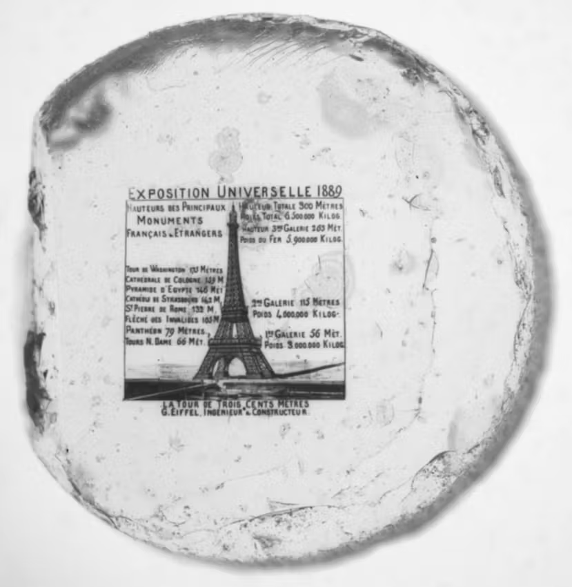 Микрофотография Эйфелевой башни (размером чуть менее 3 мм) для использования с увеличительной линзой Стэнхоупа  