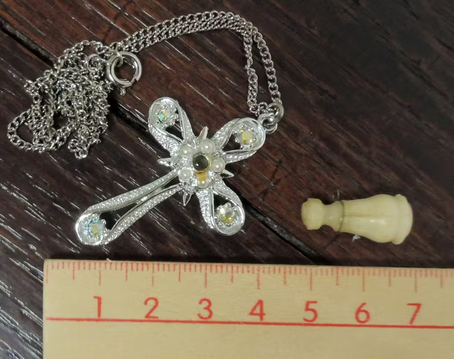 Крест с драгоценными камнями и монокуляр, оба с линзами Стэнхоупа и микрофотографиями, примерно конец XIX века  