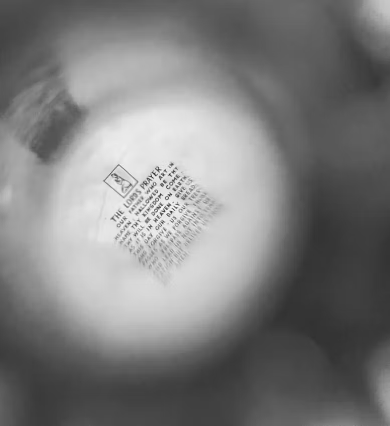 Так виден текст молитвы через Стэнхоуп. Текст вставлен в подвеску-распятие. Примерно конец XIX века  