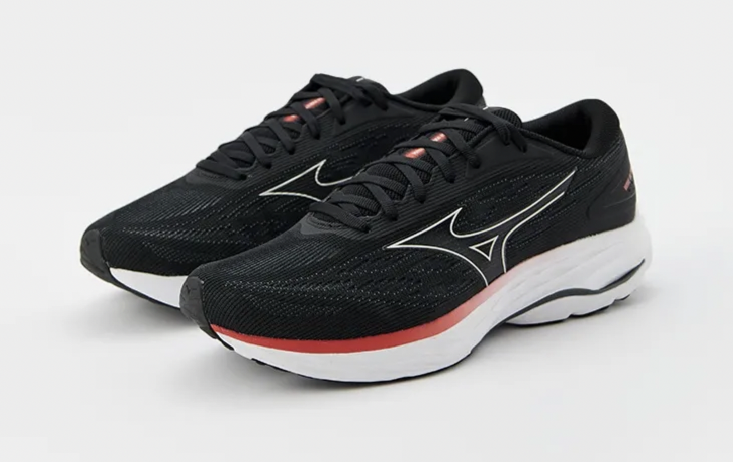 Вот такие кроссовки Mizuno на самой обыкновенной EVA-пене стоят сейчас по скидке 12 тысяч рублей. Как по мне, дороговато, но зато хватит надолго (источник)