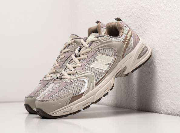 Даже те модели, которые в 80–90-е считались беговыми — вроде New Balance 530 — сейчас уже лучше для тренировок не использовать. Ретрокроссовки — это, однозначно, красиво, но для ног может быть и вредно (источник)