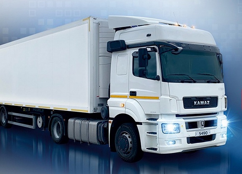 Рынок рухнул, КамАЗ пока держится лучше остальных: завод допускает переход на сокращённую рабочую неделю