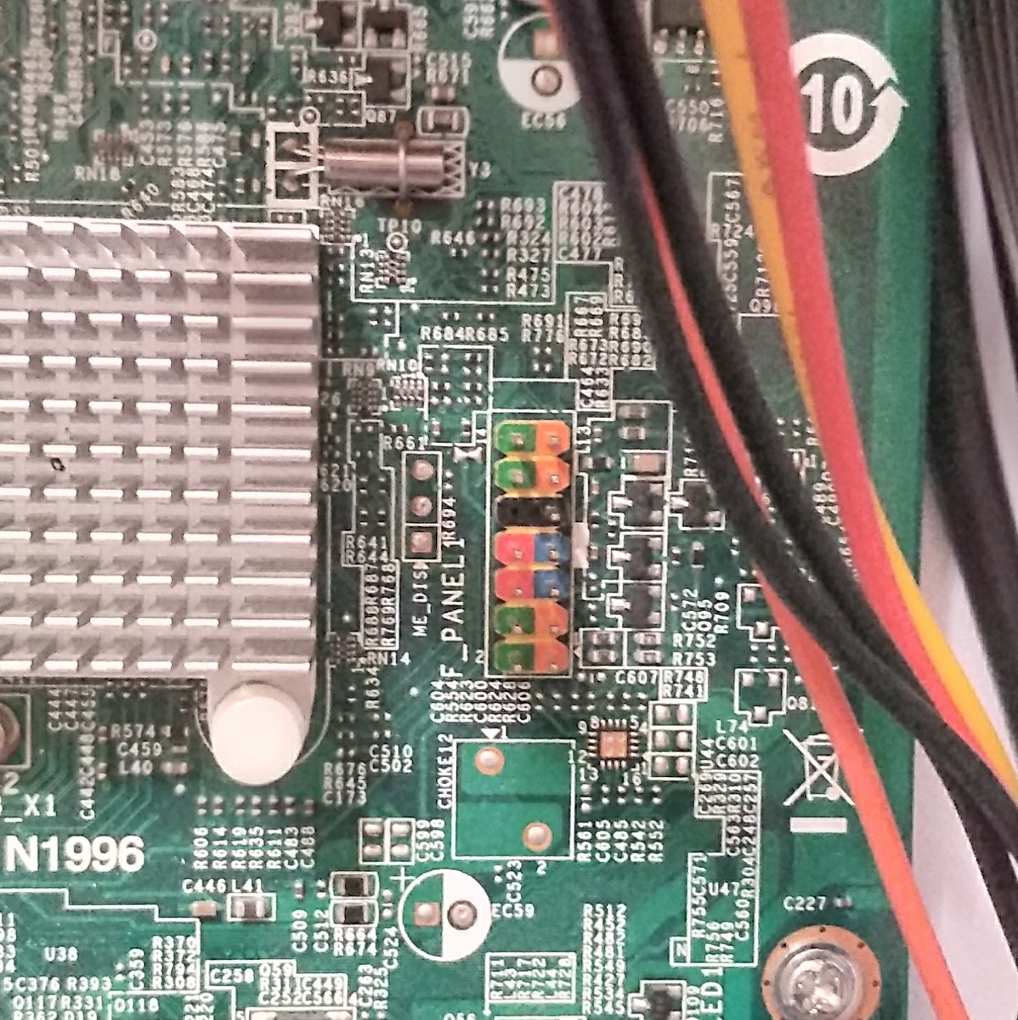 Левый столбик контактов, снизу вверх: POWER +, POWER -, POWER SWITCH (на Вашей материнской плате проверяйте отдельно!!!)