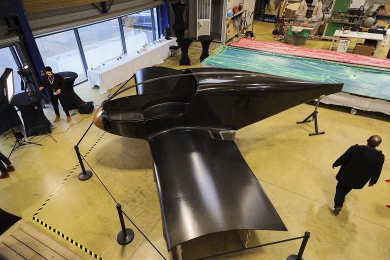 Часть фюзеляжа уже готова