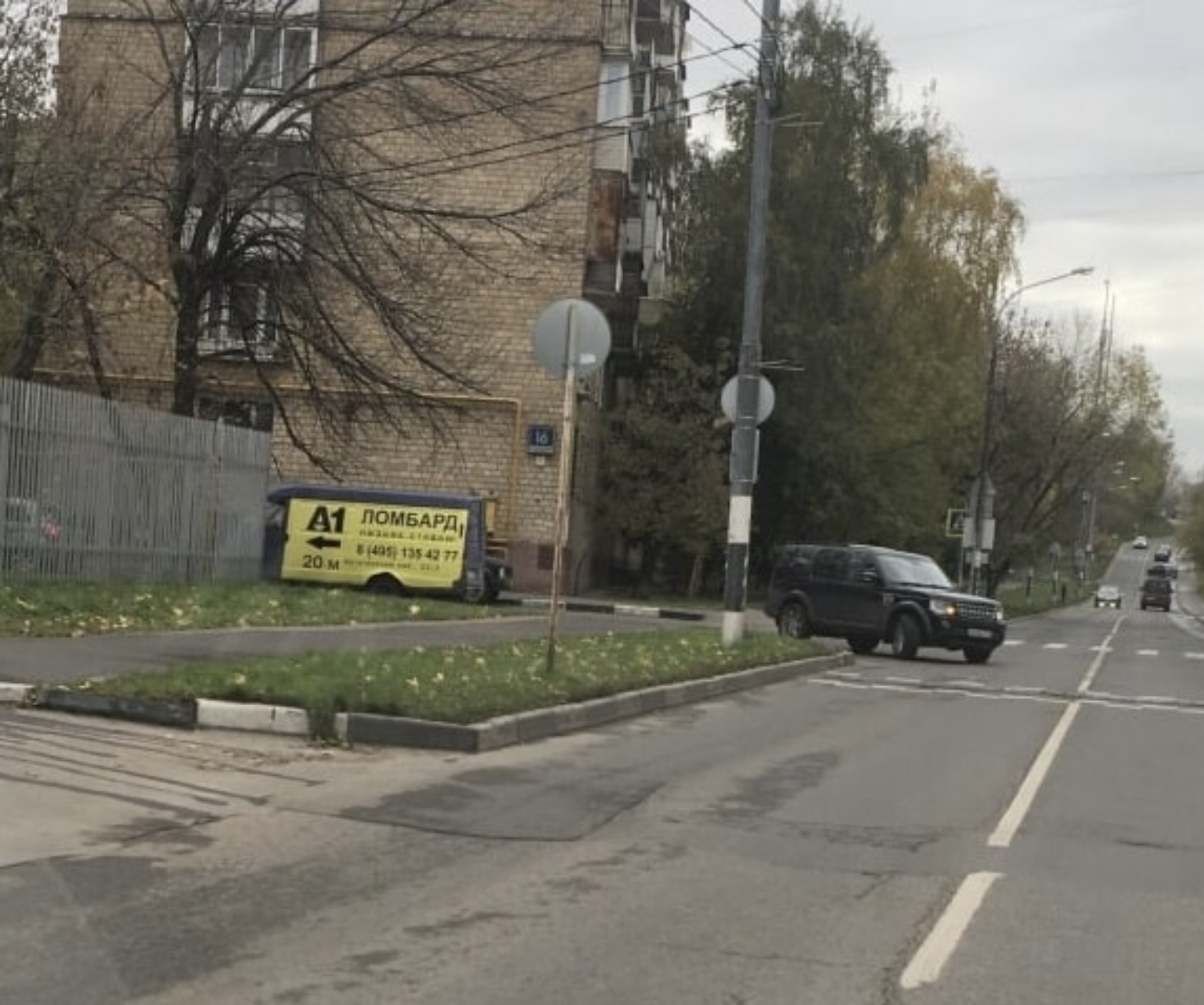 Газель осталась от другого бизнеса. В ней мы прятали алкоголь во время проверок нашего продуктового магазина, так как торговать им не могли без лицензии.