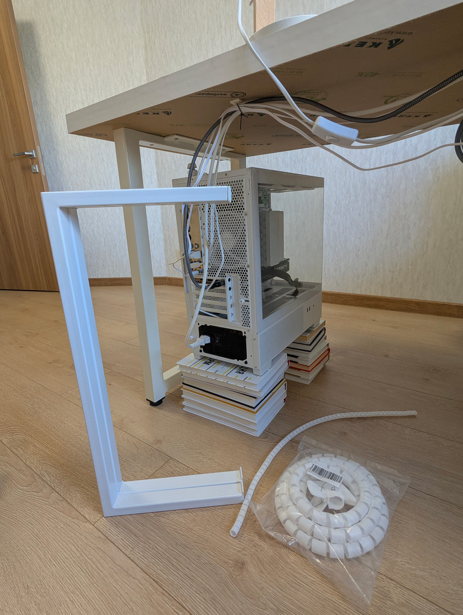 Стол сделан из большого обрезка кухонной столешницы