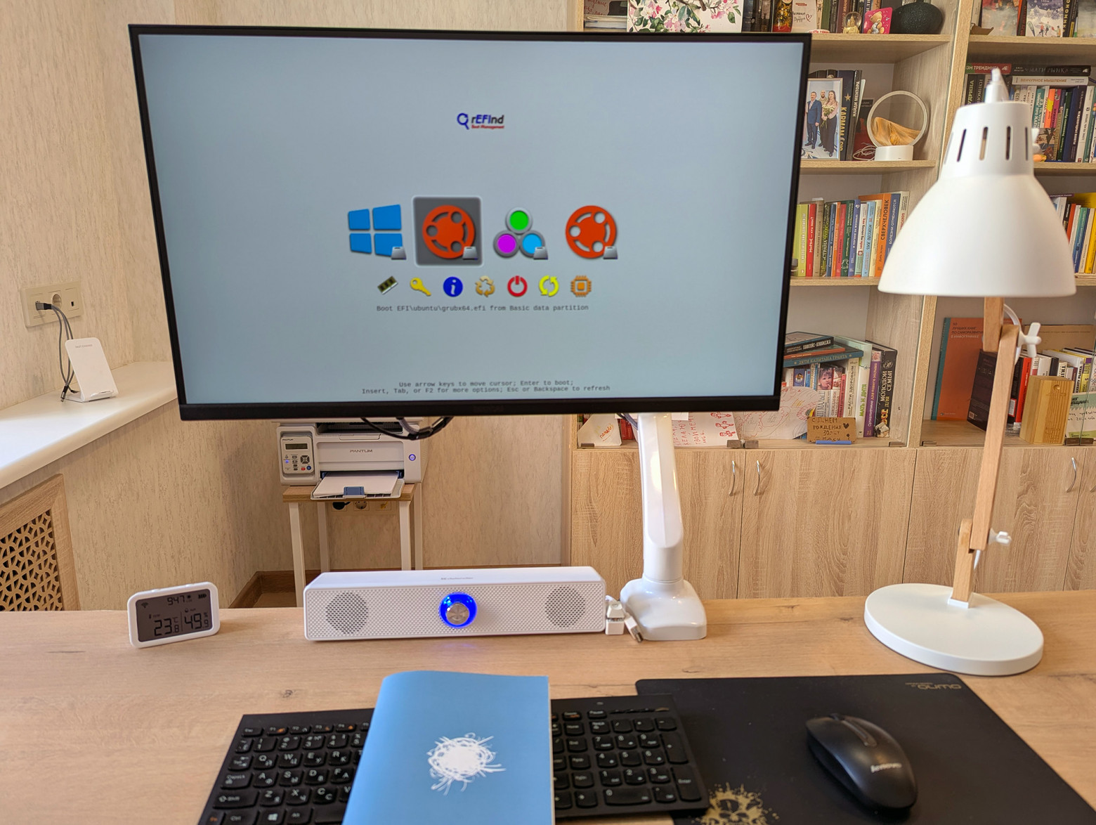 Выносная кнопка на столе выглядит вот так