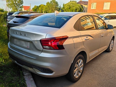 Особенности Lada Iskra в предмаксимальной комплектации: парковочных датчиков и камеры заднего вида нет, а медиасистема с крупным экраном есть - 3 Особенности Lada Iskra в предмаксимальной комплектации: парковочных датчиков и камеры заднего вида нет, а медиасистема с крупным экраном есть