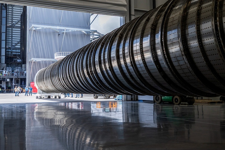 Гигантской ракете &mdash; гигантский топливопровод. SpaceX показала топливную магистраль, которая питает 33 двигателя Raptor
