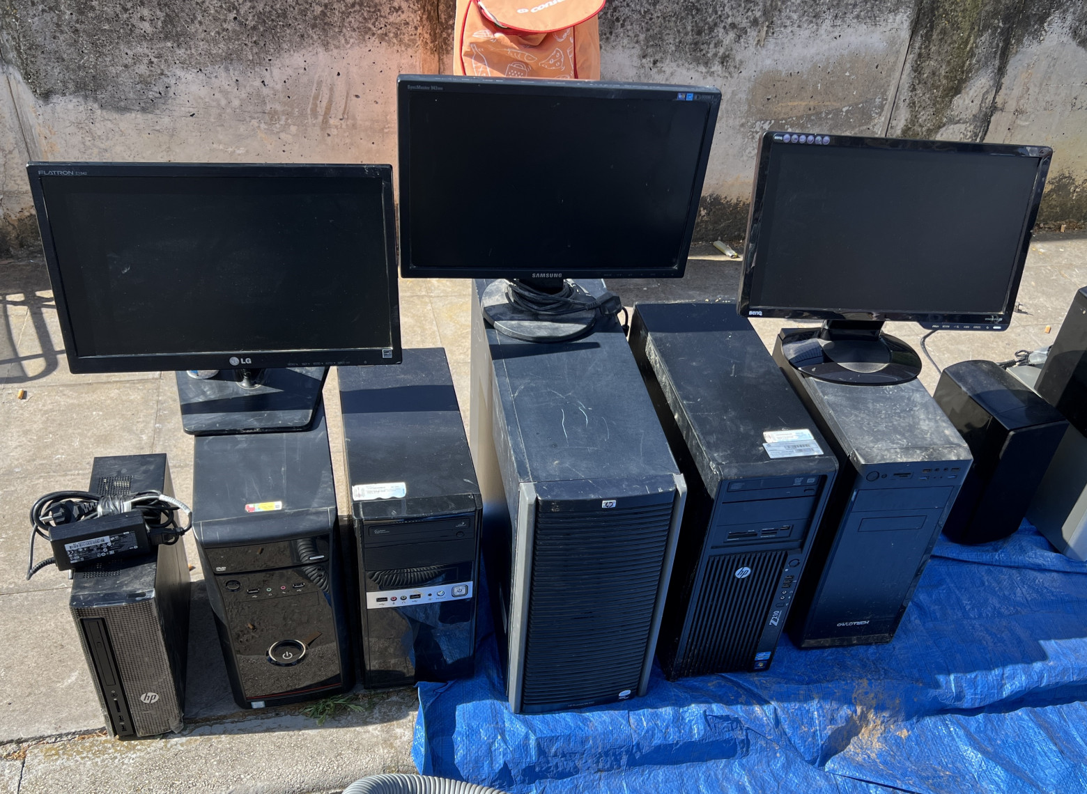 И снова испанская барахолка: оптический нивелир, измеритель поля и… утюги - 10