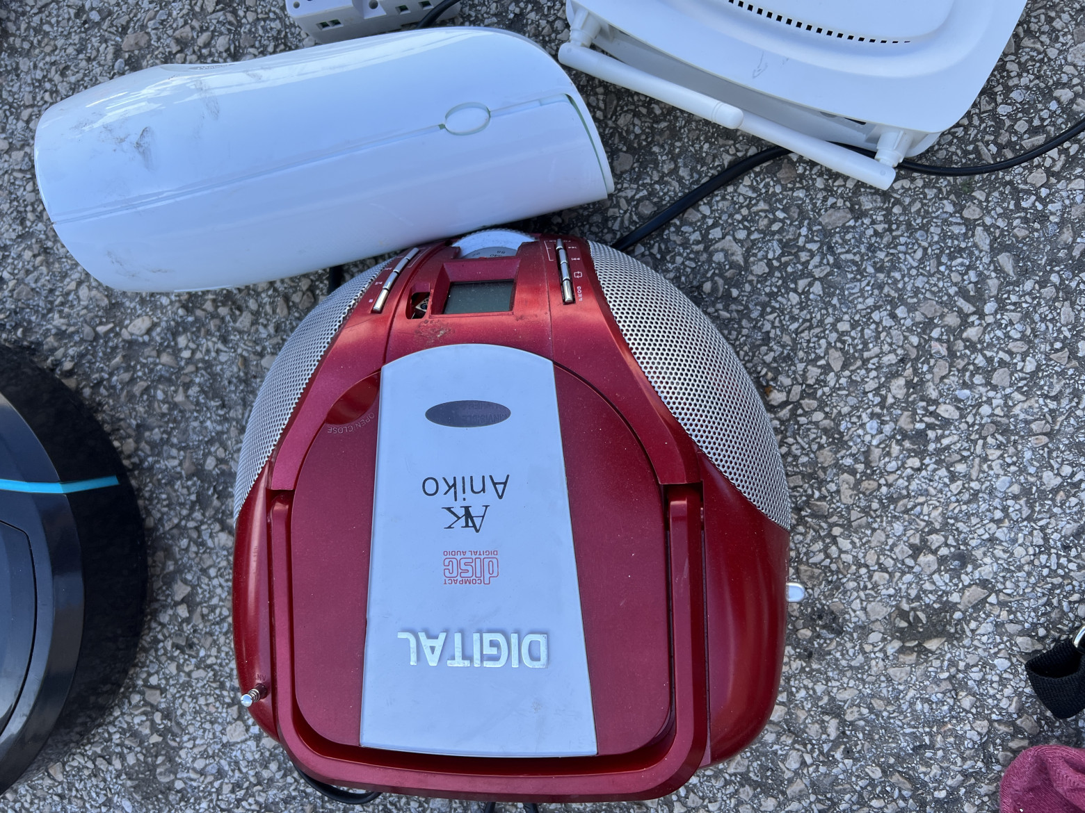 И снова испанская барахолка: оптический нивелир, измеритель поля и… утюги - 11