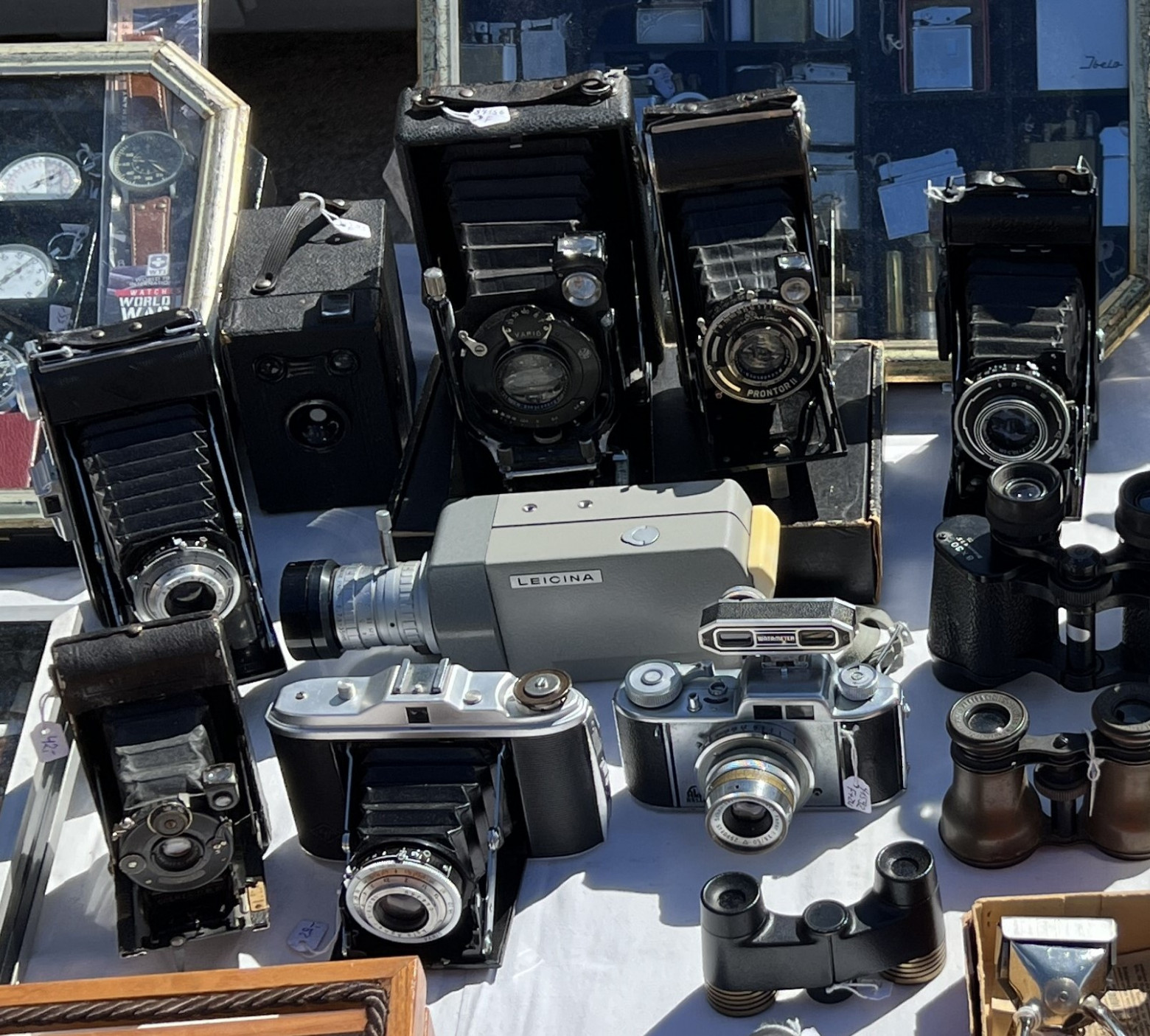 И снова испанская барахолка: оптический нивелир, измеритель поля и… утюги - 12