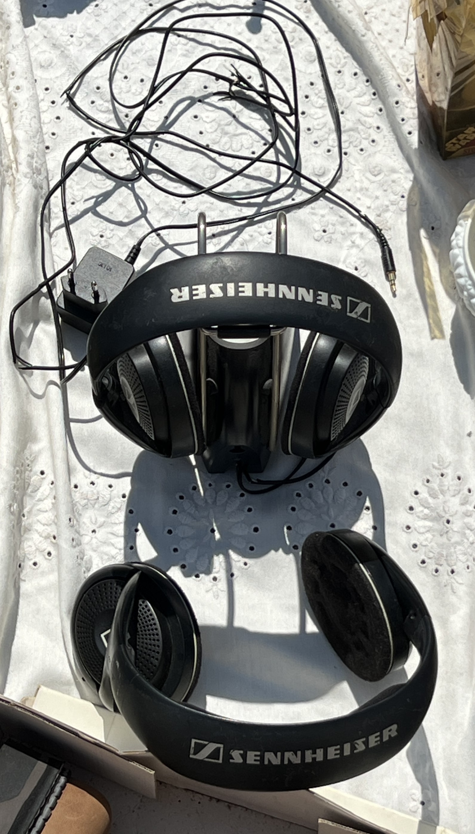 И снова испанская барахолка: оптический нивелир, измеритель поля и… утюги - 16