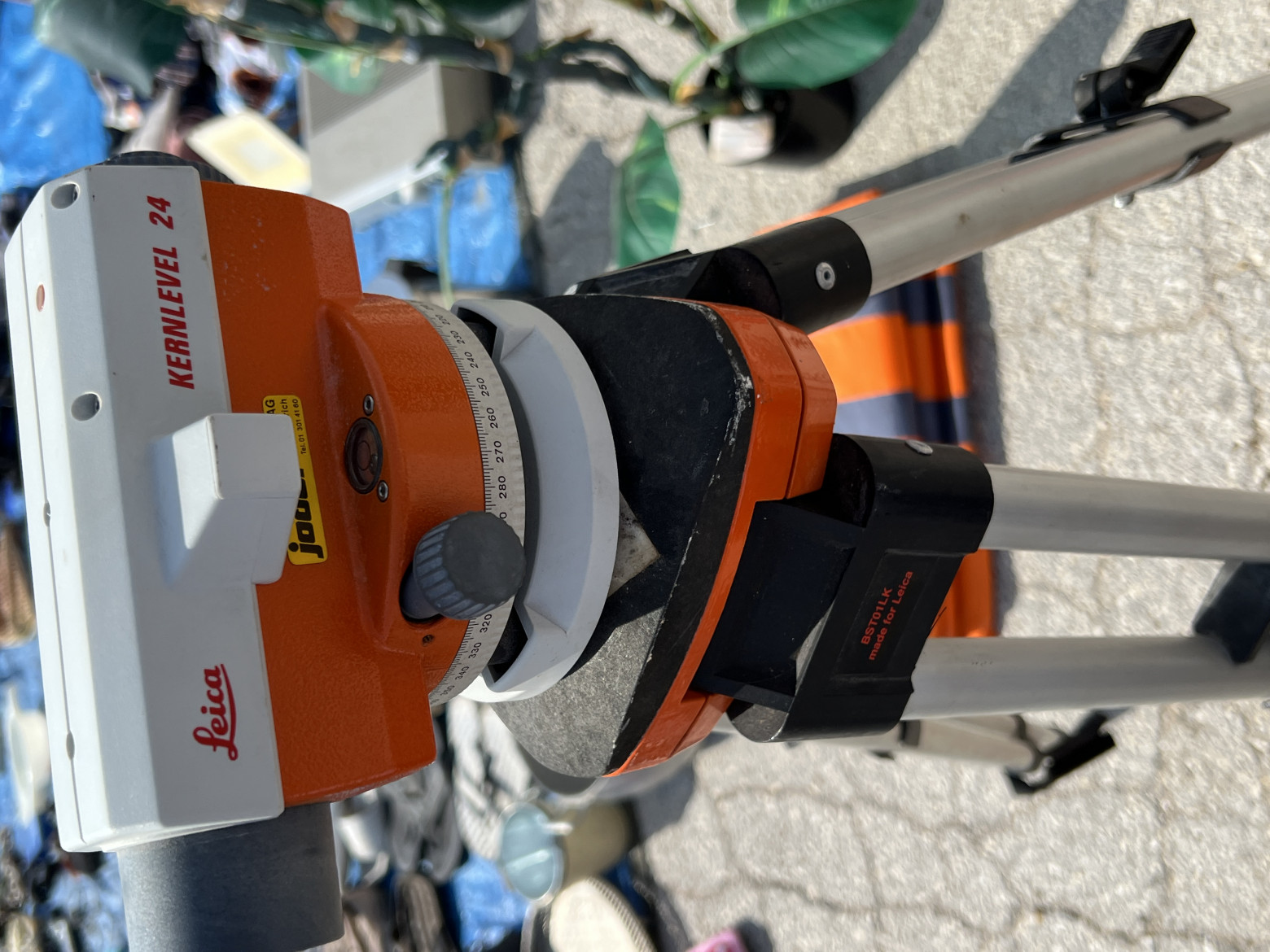 И снова испанская барахолка: оптический нивелир, измеритель поля и… утюги - 17