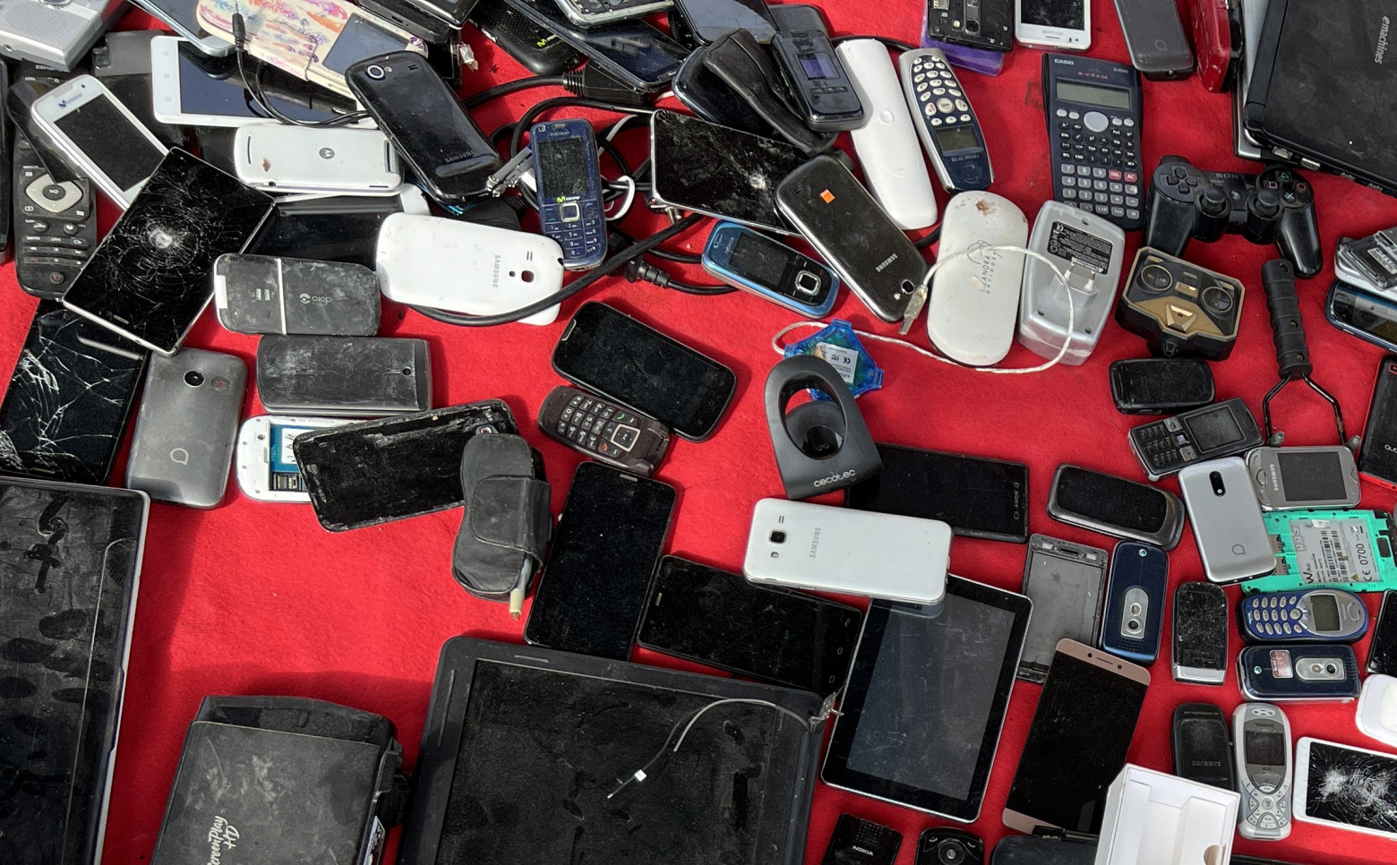 И снова испанская барахолка: оптический нивелир, измеритель поля и… утюги - 18