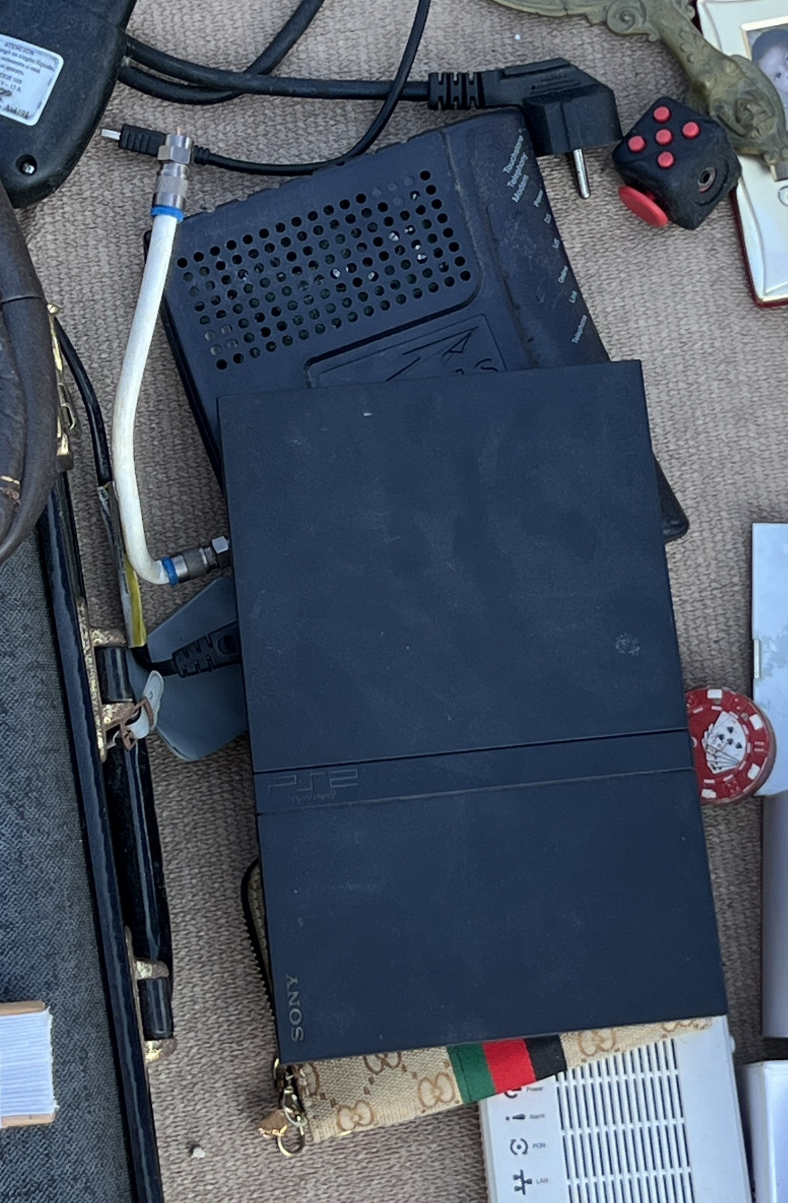 И снова испанская барахолка: оптический нивелир, измеритель поля и… утюги - 4