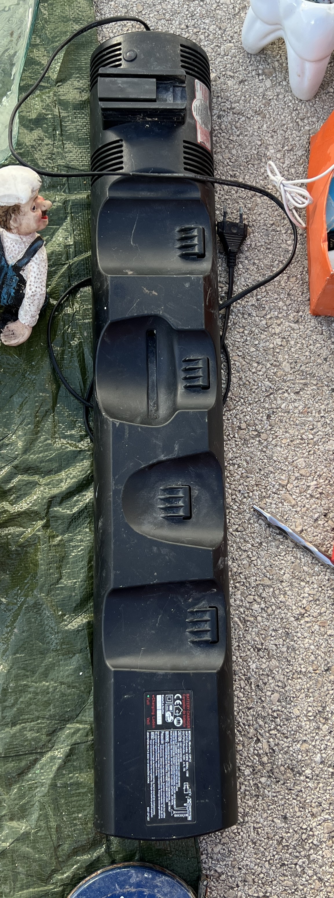 И снова испанская барахолка: оптический нивелир, измеритель поля и… утюги - 8