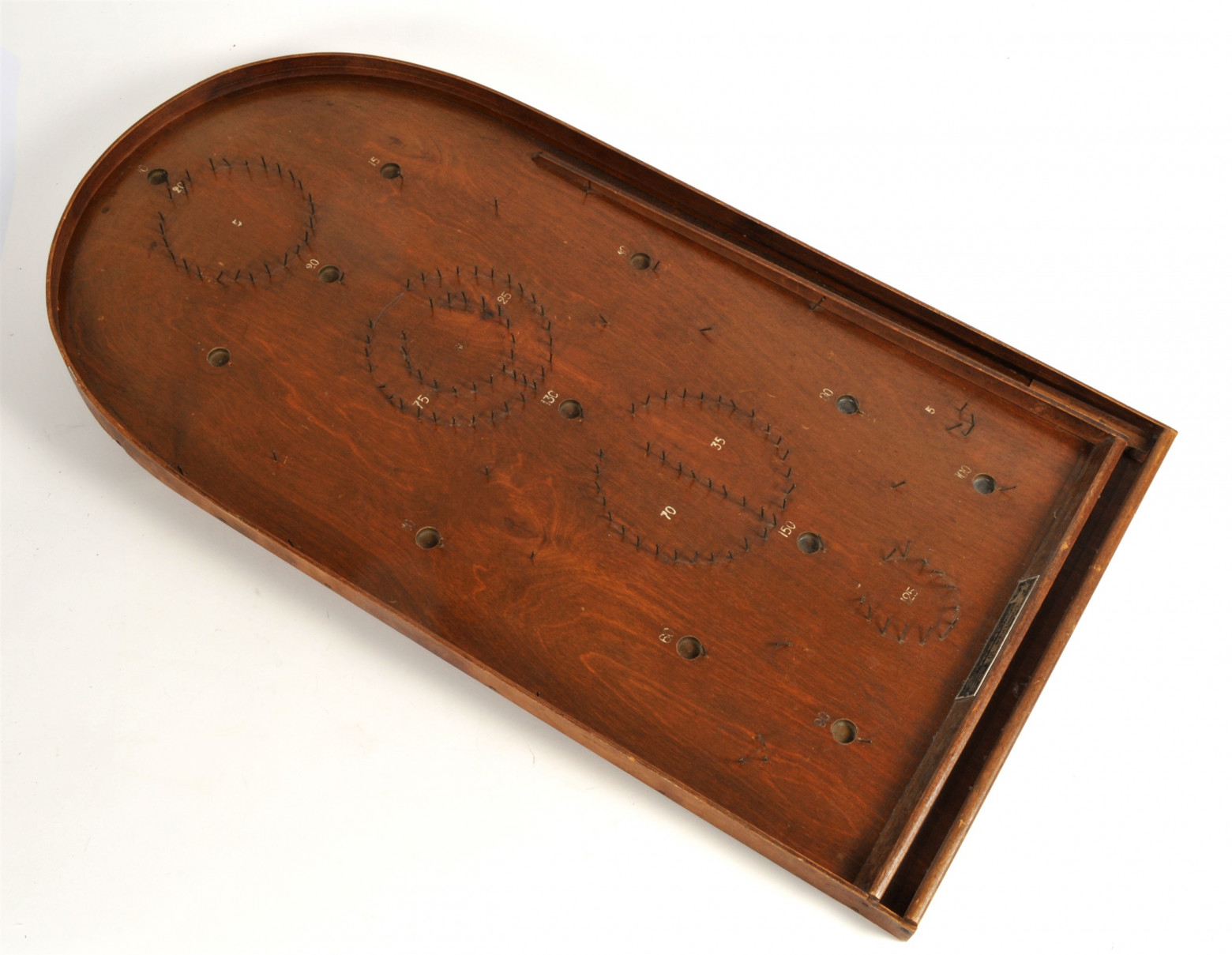 Один из многочисленных вариантов доски для багателя, первая половина XX века. Источник.