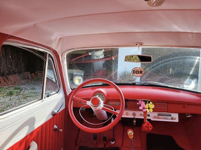 Ламповый &laquo;Москвич-407&raquo; 1958 года с пробегом всего 656, красным салоном и розовым потолком оценили в 2 млн рублей, но машина не в России
