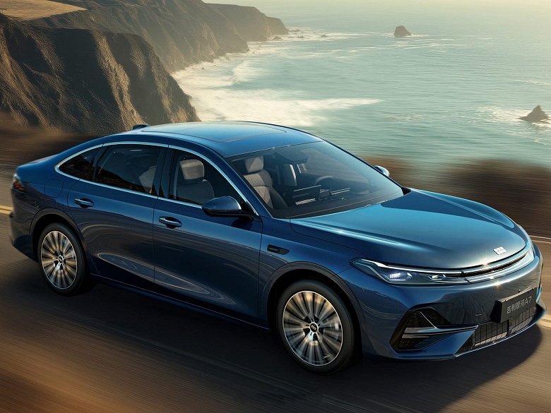 Почти 5 метров длины, 350 л.с., 2100 км на баке бензина, отличное оснащение — невероятно дешево. Galaxy A7 в Китае стоит как Lada Granta в России - 1 Почти 5 метров длины, 350 л.с., 2100 км на баке бензина, отличное оснащение — невероятно дешево. Galaxy A7 в Китае стоит как Lada Granta в России