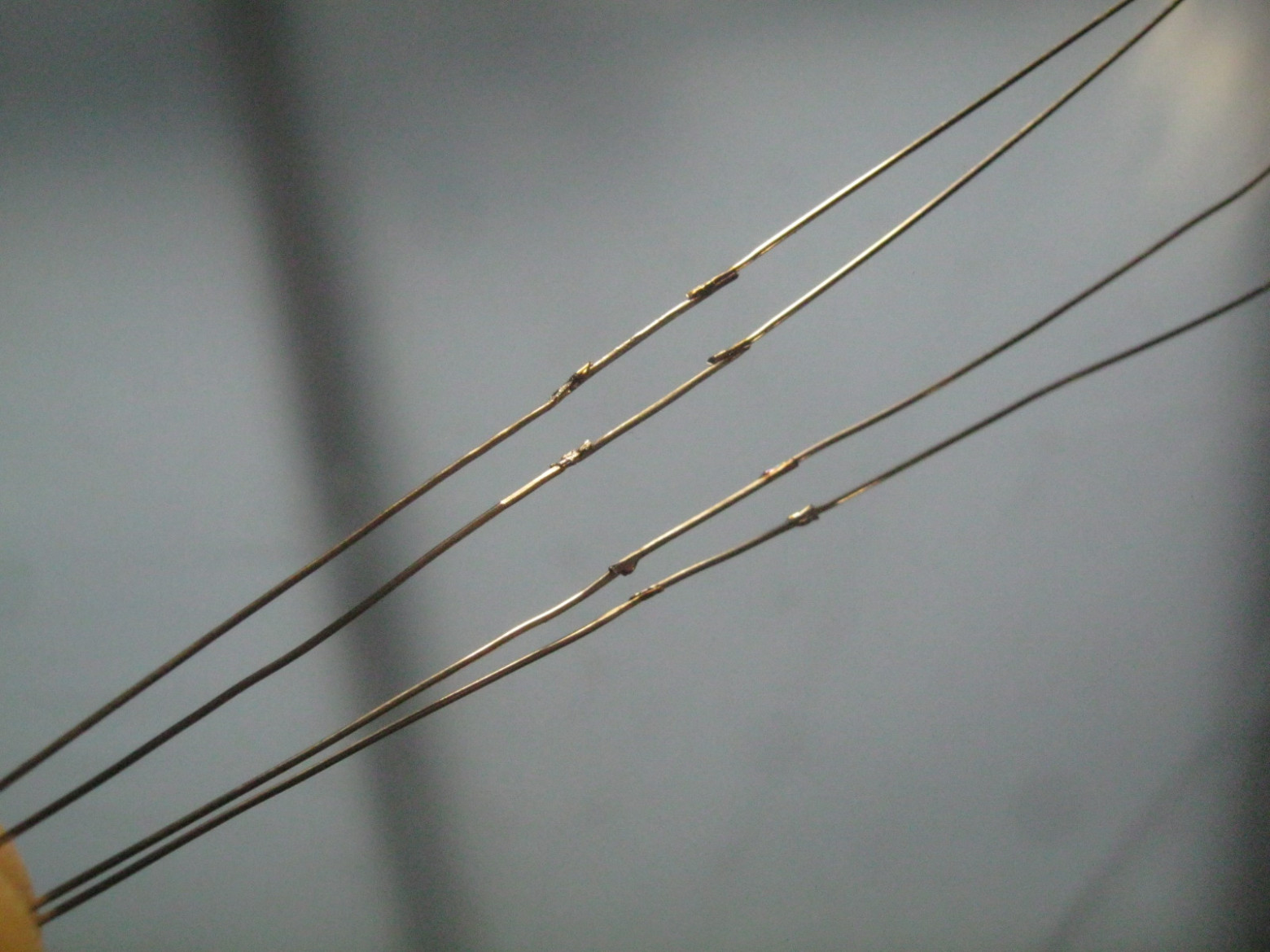 Фото 1.4. Современный любительский трёхзвенный ввод никель-молибден-никель, выполненный контактной сваркой внахлёст. Видно очевидное преимущество варианта с вплавлением: он аккуратнее и компактней, но ассортимент металлов для него ограничен