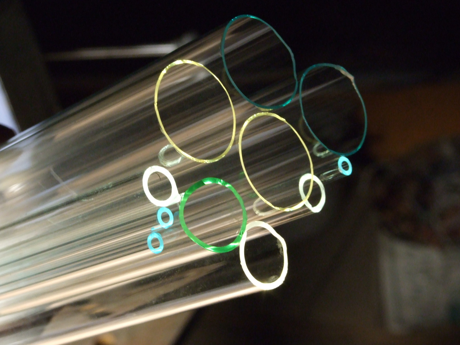 Фото 1.7. Цвет торцов трубок из разных сортов стекла [3]. Зелёные и голубоватые — то самое стекло платиновой группы, медово-жёлтое — молибденовой, светло-жёлтое — стекло свинцовое