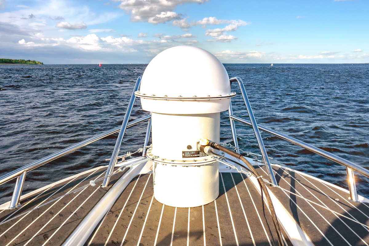 На фото: опытный образец радара СИД360-76  на ходовых испытаниях в акватории Финского залива