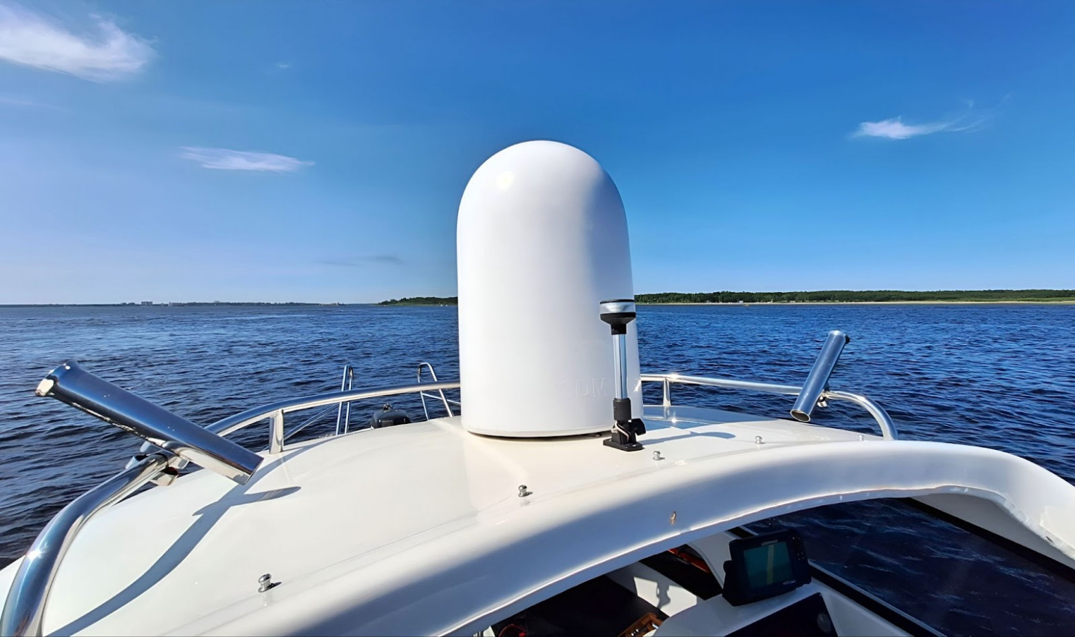 На фото: серийный образец обновленного радара СИД360-75 на рубке маломерного судна