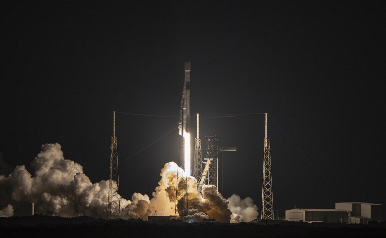 SpaceX отправила на орбиту четырёхтонный &laquo;космический смартфон&raquo;