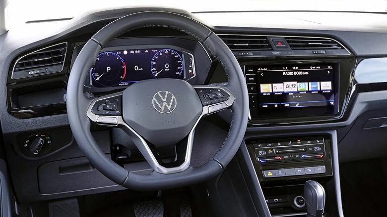 Новые Volkswagen Touran в России &mdash; от 3 миллионов рублей. За три месяца цена снизилась на 250 тыс. рублей