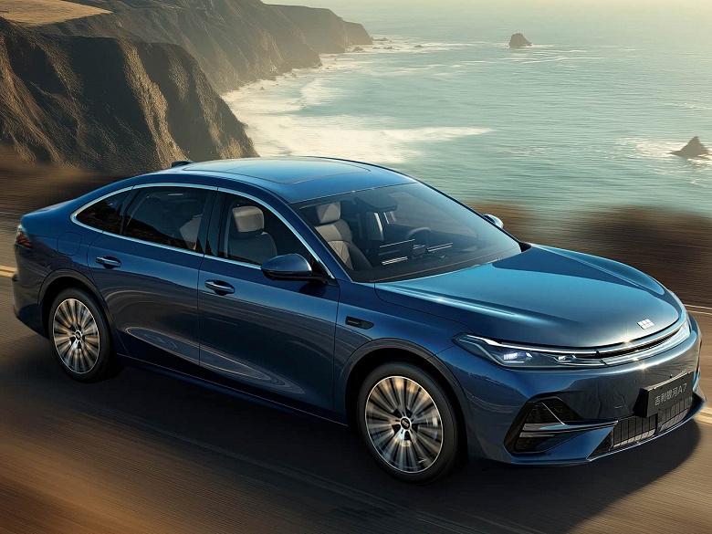 Почти 5 метров длины, 350 л.с., 2100 км на баке бензина и расход менее 3 л на 100 км &mdash; неприлично дешево. Дилеры в Китае получили новенькие Geely Galaxy A7