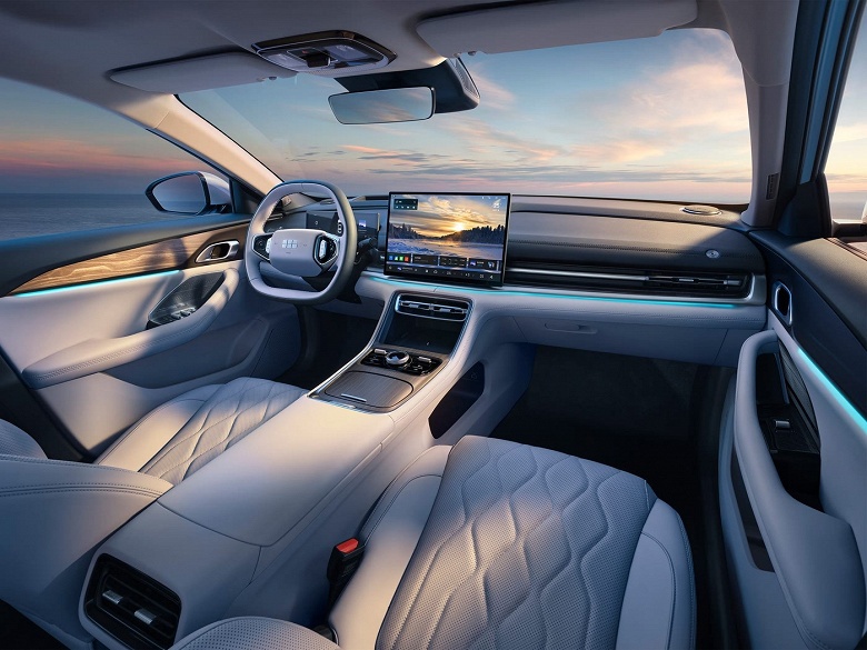 Почти 5 метров длины, 350 л.с., 2100 км на баке бензина и расход менее 3 л на 100 км &mdash; неприлично дешево. Дилеры в Китае получили новенькие Geely Galaxy A7