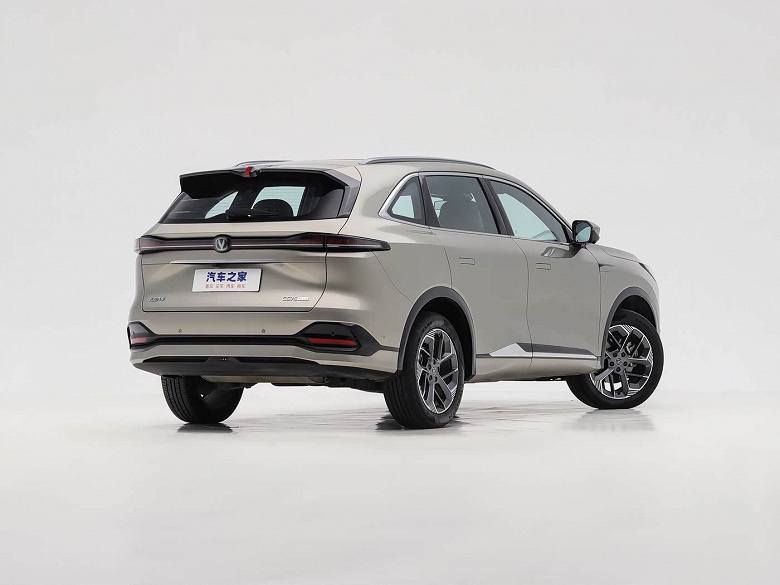 Changan устроил аттракцион неслыханной щедрости: большой кроссовер Changan CS75 Plus с 8-ступенчатым «автоматом» и отличным оснащением — всего 14 тыс. долларов - 2 Changan устроил аттракцион неслыханной щедрости: большой кроссовер Changan CS75 Plus с 8-ступенчатым «автоматом» и отличным оснащением — всего 14 тыс. долларов