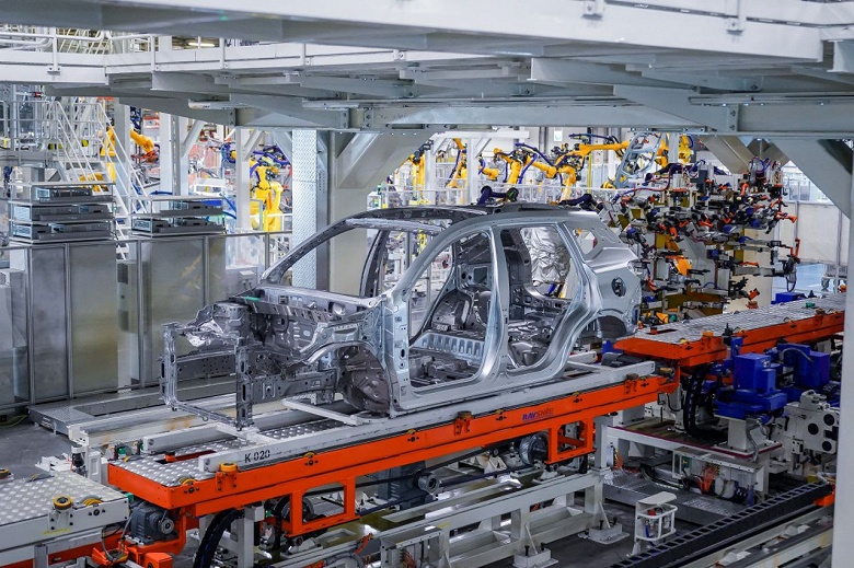 На бывшем заводе Volkswagen всё готово к массовому производству новых машин с немецкой системой контроля качества. Сварили первый кузов Tenet