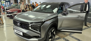 Lada Azimut в деталях. АвтоВАЗ показал второй демонстрационный прототип — с зеленым салоном, электроприводом багажника и разгоном до 100 км/ч за 12 секунд