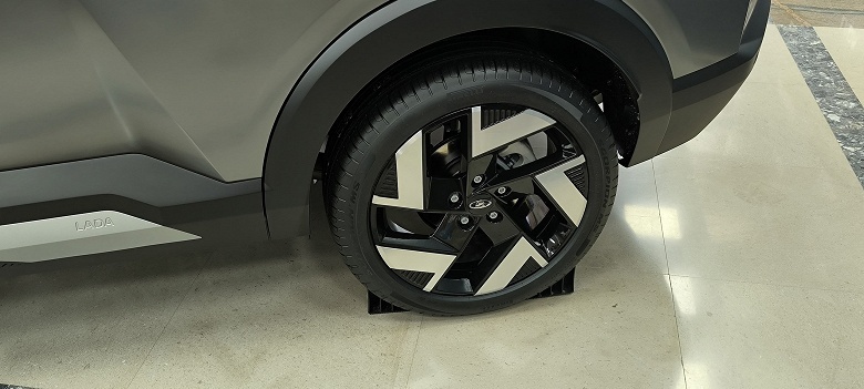 Lada Azimut в деталях. АвтоВАЗ показал второй демонстрационный прототип — с зеленым салоном, электроприводом багажника и разгоном до 100 км/ч за 12 секунд