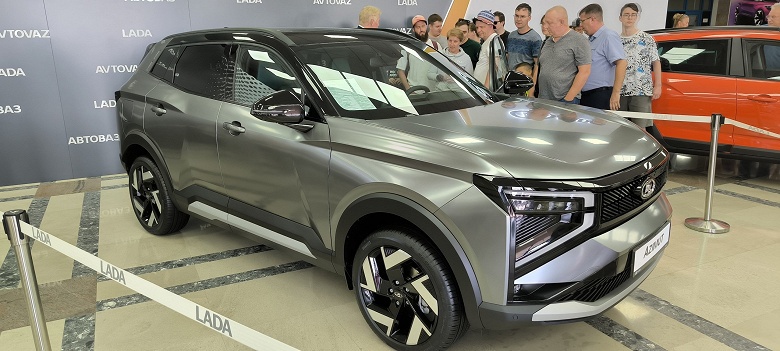 Lada Azimut в деталях. АвтоВАЗ показал второй демонстрационный прототип — с зеленым салоном, электроприводом багажника и разгоном до 100 км/ч за 12 секунд