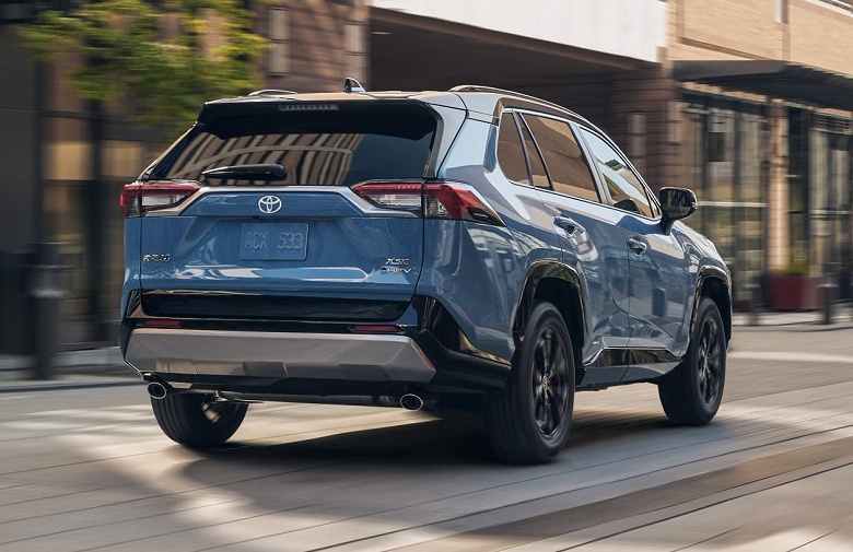 Toyota RAV4 сильно подешевел в России: новая машина под заказ &mdash; дешевле 2,2 млн рублей, в наличии &mdash; от 3 млн рублей