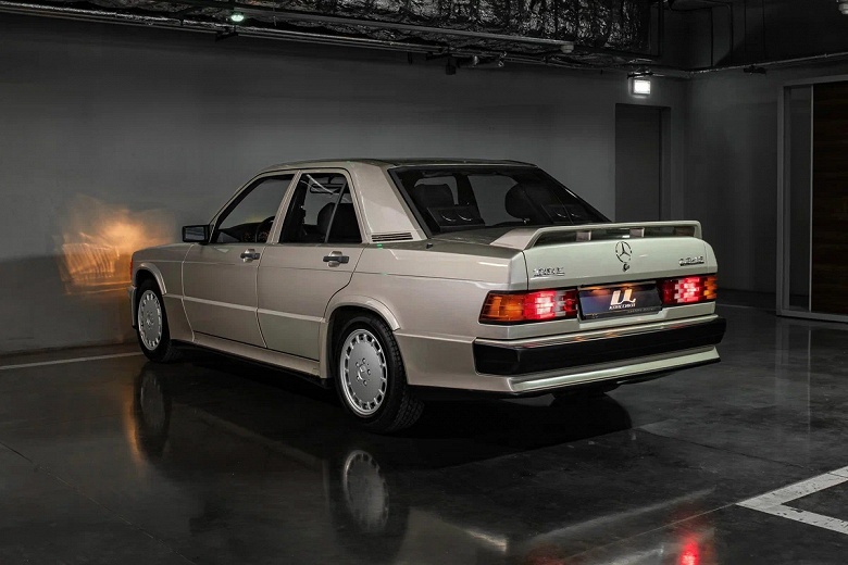 В России продают уникальный Mercedes-Benz 190 E с мотором, доработанным Cosworth: машине 40 лет, а пробег &mdash; меньше 4 тыс. км