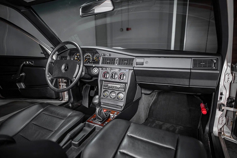 В России продают уникальный Mercedes-Benz 190 E с мотором, доработанным Cosworth: машине 40 лет, а пробег &mdash; меньше 4 тыс. км