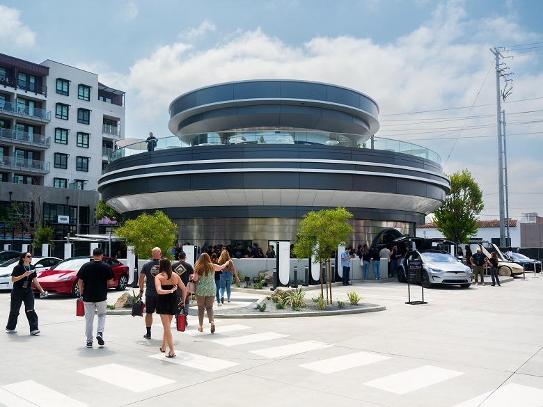 Tesla открывает уникальный автокинотеатр с зарядными станциями и рестораном быстрого питания