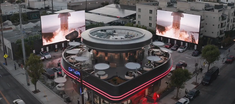 Tesla открывает уникальный автокинотеатр с зарядными станциями и рестораном быстрого питания