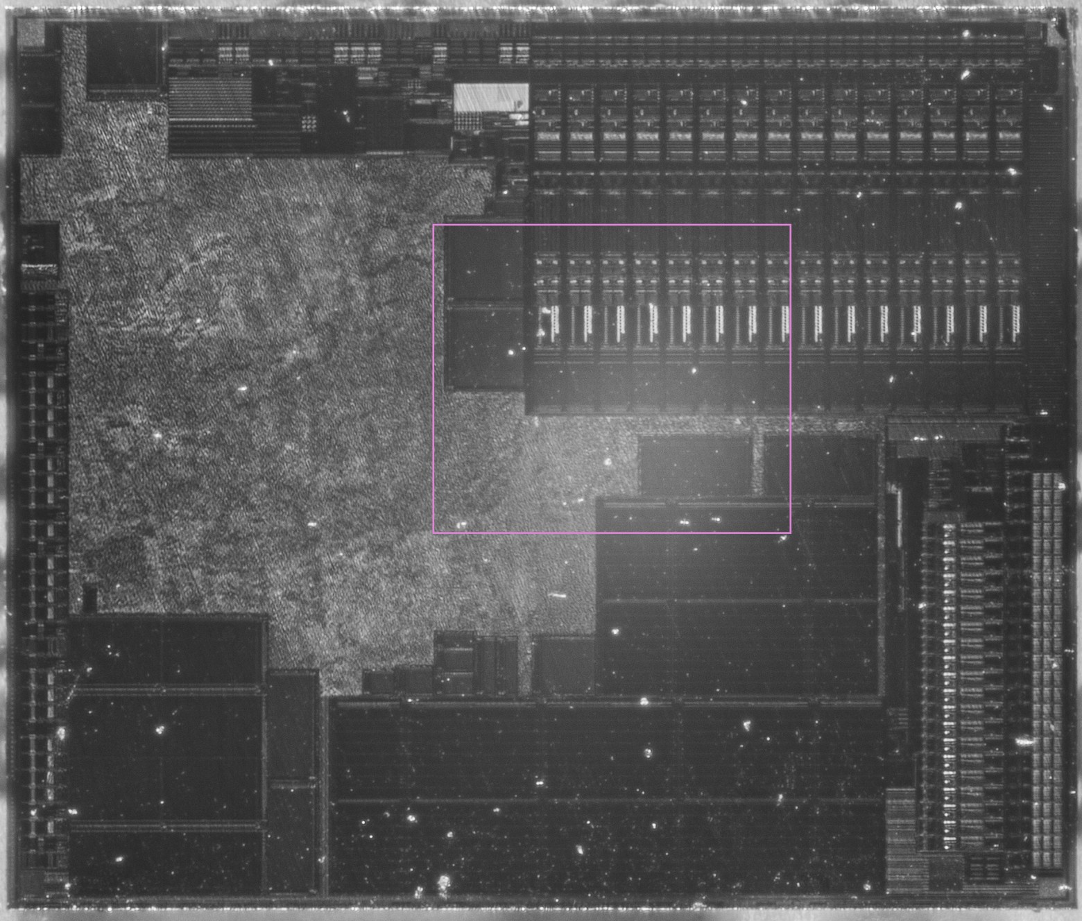 Структура микросхемы Broadcom BCM5976, драйвера ёмкостного сенсорного экрана в старых моделях iPhone: справа вверху и справа с краю — каналы преобразователей данных, внизу — несколько массивов флэш-памяти и ОЗУ. В левой части и в центре — логические ячейки. Диагональные артефакты остались после обработки пластины