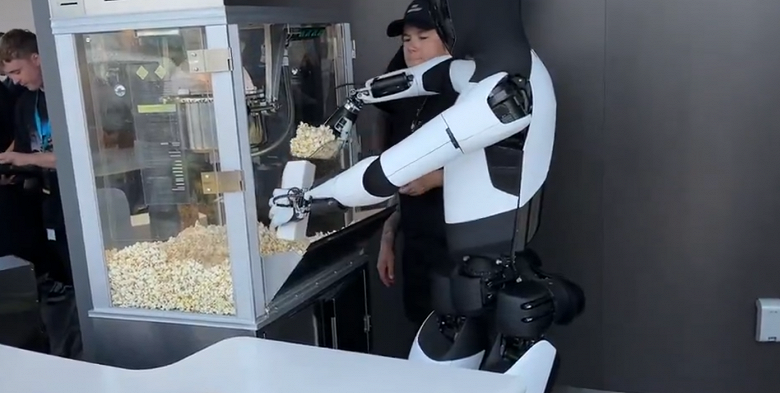 Робот Tesla Optimus раздаёт попкорн детям в первом ресторане компании - 2 Робот Tesla Optimus раздаёт попкорн детям в первом ресторане компании